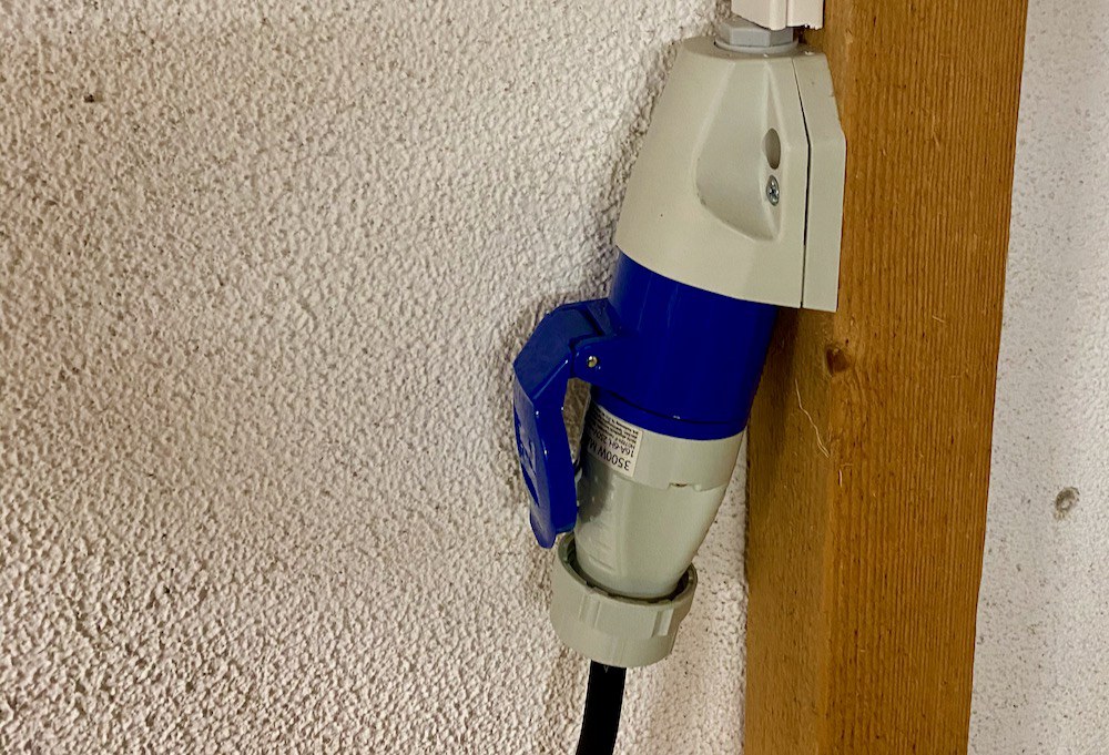 Eine einfache Lademöglichkeit: CEE blau