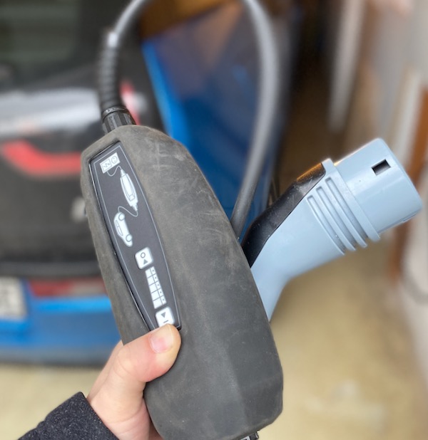 Ein Notladekabel mit Typ 2-Stecker.