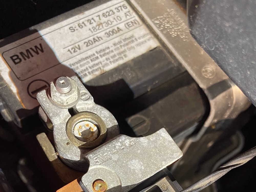 Die 12V-Batterie in einem BMW i3