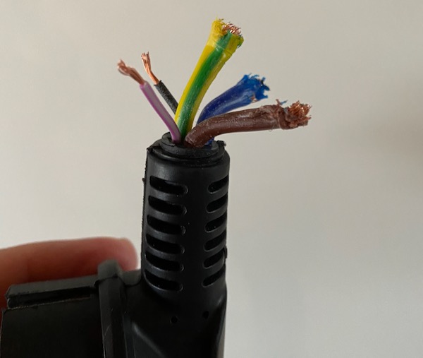 Anschlüsse des Thermoelements im Schuko-Stecker einer ICCB