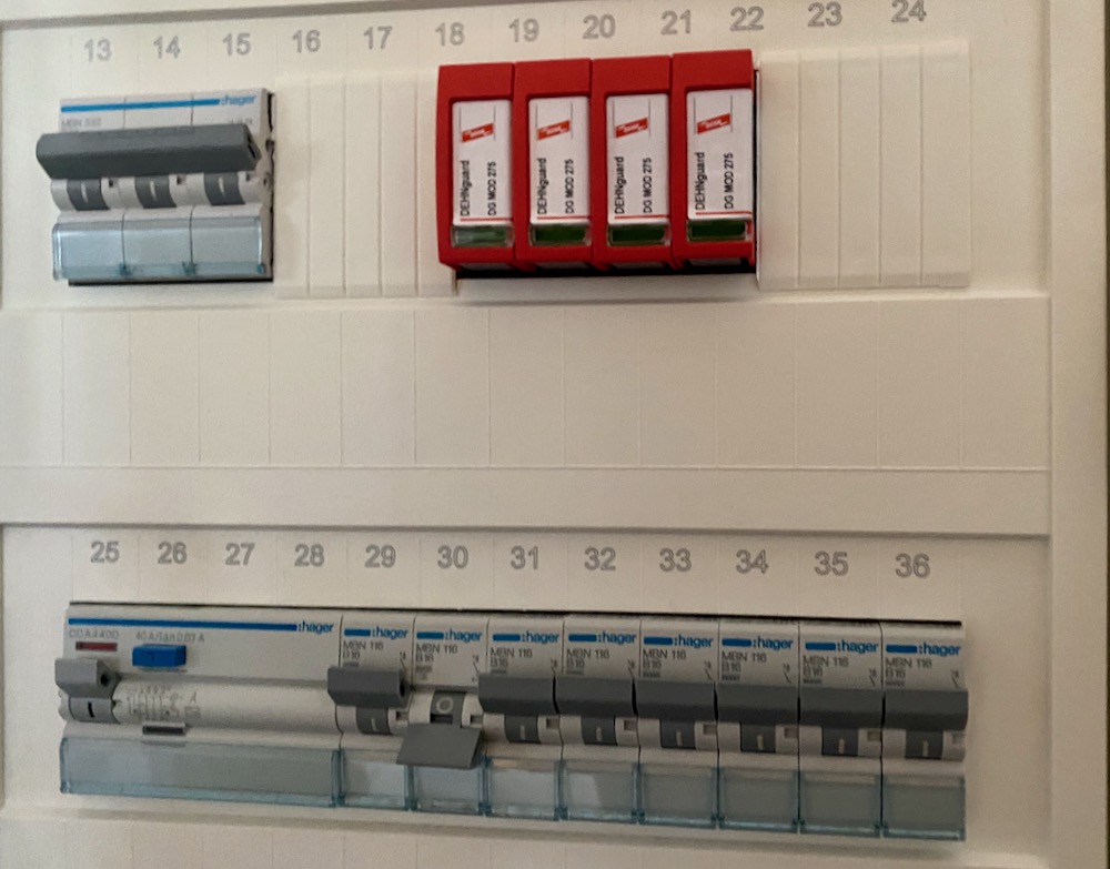 Überspannungsableiter in Verteilerschrank